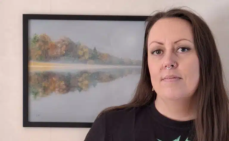 Camilla med en tavla kopia 1 768x474