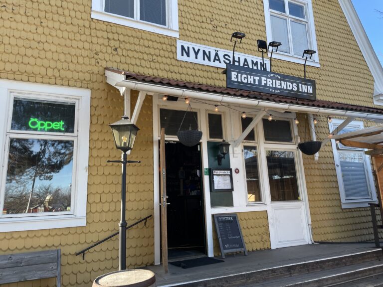 Eight Friends Inn
