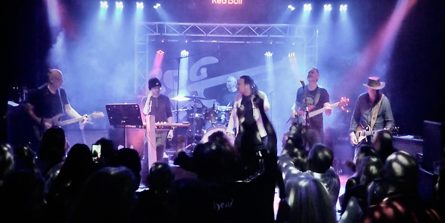 Bogart Steals live på scen